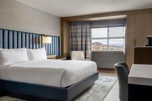 Postel nebo postele na pokoji v ubytování Doubletree By Hilton West Kelowna