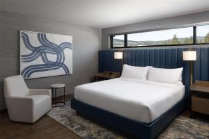 Postel nebo postele na pokoji v ubytování Doubletree By Hilton West Kelowna
