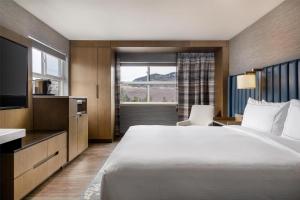 Postel nebo postele na pokoji v ubytování Doubletree By Hilton West Kelowna