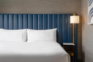 Postel nebo postele na pokoji v ubytování Doubletree By Hilton West Kelowna