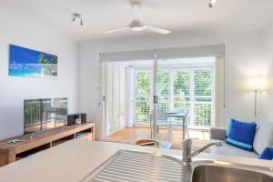 Port Douglas Apartments - Adults Only Oasis客房内的一张或多张床位