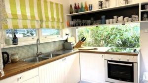 Η κουζίνα ή μικρή κουζίνα στο 10 Warri Cres, Pet Friendly +7 φωτογραφίες