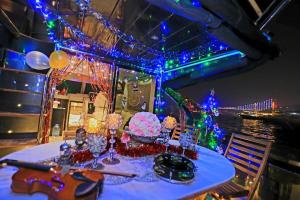 ein Tisch auf einem Boot, geschmückt mit Weihnachtslichtern in der Unterkunft Den Den İstanbul in Istanbul