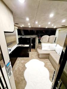 ein Wohnzimmer mit Sofa und Tisch in der Unterkunft Den Den İstanbul in Istanbul