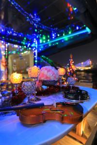 einen Tisch mit Weihnachtslichtern und Kerzen darauf in der Unterkunft Den Den İstanbul in Istanbul