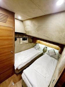 2 Einzelbetten in einem kleinen Zimmer mit in der Unterkunft Den Den İstanbul in Istanbul