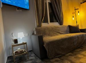 una camera con letto e TV a parete di Giannis Philoxenia a Paloúkia