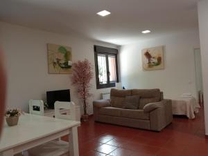 a living room with a couch and a tv at CUARZO loft La Piedra de Najera in Nájera
