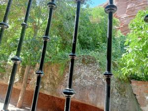a fence with black poles in front of a wall at CUARZO loft La Piedra de Najera in Nájera