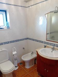 y baño con aseo y lavamanos. en Casa Monte Alegre, en Redinha