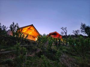 Gallery image of The Woodstone Farmstay Sainj Valley in Sainj +10 photos