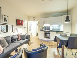 Cucina o angolo cottura di Spacious apartment with mountain view