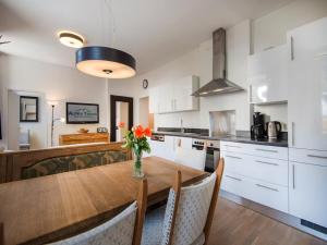 Cucina o angolo cottura di Spacious apartment with mountain view