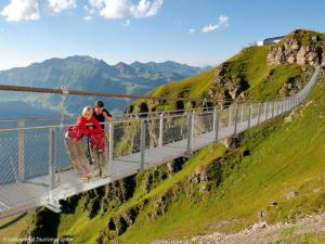 dos personas en un puente en una montaña en Apartment Wagrain near Grafenberg Lift, en Wagrain