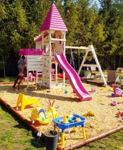 un parco giochi con scivolo e una struttura giochi nella sabbia di Schöne Ferienwohnung nähe Geiseltalsee a Bad Lauchstädt