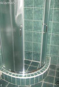 奥赫里德Guest house Kiko的浴室铺有绿色瓷砖,设有淋浴。