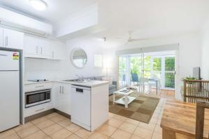 Port Douglas Apartments - Adults Only Oasis的厨房或小厨房