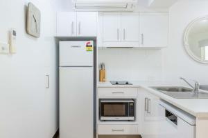 Port Douglas Apartments - Adults Only Oasis的厨房或小厨房