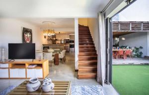 Midlands StationにあるDream home with beach accessのリビングルーム(階段付)、ダイニングルーム