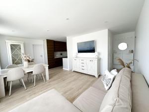 TV a/nebo společenská místnost v ubytování WHITE APARTMENTS - Grunwaldzka