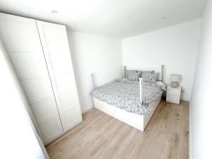 Postel nebo postele na pokoji v ubytování WHITE APARTMENTS - Grunwaldzka