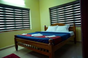 Postel nebo postele na pokoji v ubytování Sree Nandhavanam Homestay