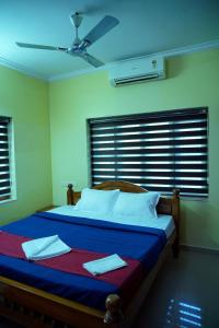 Postel nebo postele na pokoji v ubytování Sree Nandhavanam Homestay