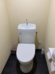 Koupelna v ubytování 愛犬と泊まるグランピングJuden Camp Fuji + 5 fotografií