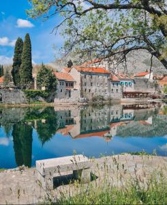 een uitzicht op een stad met een reflectie in het water bij Apartman Agave in Trebinje +13 foto's