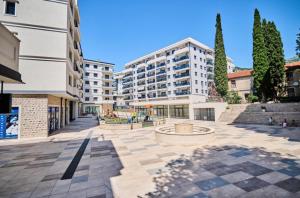 a courtyard with a fountain in the middle of a building at Apartman Agave in Trebinje