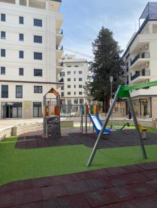 een speeltuin met een schommel in een park bij Apartman Agave in Trebinje