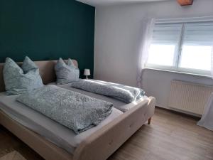 a bed with pillows on it in a bedroom at Ferienhaus Anna Altstadt von Sonneberg in Sonneberg