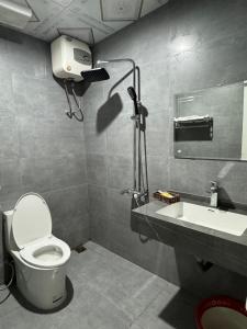 a bathroom with a toilet and a sink at Hue Vinh Hotel in Thương Xà (2) +19 photos
