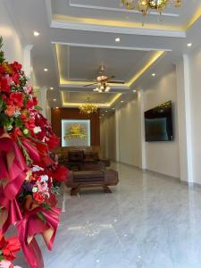 a living room with a couch and a ceiling fan at New Sun Hotel in Dồng Văn