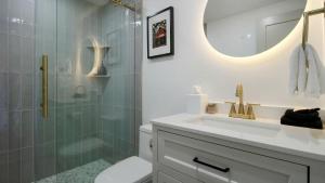 Un baño de Unforgettable Glamping Adventure in a Big Geodome in Wimberley, TX