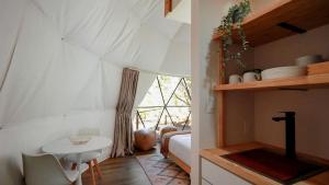 Galería fotográfica de Unforgettable Glamping Adventure in a Big Geodome in Wimberley, TX en Pleasant Valley Crossing
