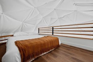 Una cama o camas en una habitación de Unforgettable Glamping Adventure in a Big Geodome in Wimberley, TX 23 fotos más