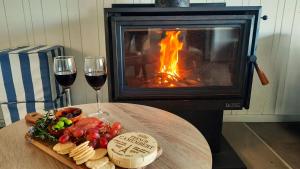 Nápoje v ubytování Captains on the Seafront - Winter Fire - stunning sea views- 4br 2bth - large waterfront