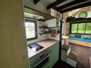 a kitchen in a tiny house with a window at Tiny house des cyclamens St André sur Orne in Saint-AndrÃ©-sur-Orne
