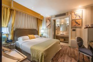 Postel nebo postele na pokoji v ubytování WISDOM Boutique Hotel Near the National Bird's Nest National ConventionCentre and Olympic Forest Park Just a 5-minute walk from Line 15's Anli Lu Subway Easy access tothe airport