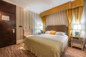 Postel nebo postele na pokoji v ubytování WISDOM Boutique Hotel Near the National Bird's Nest National ConventionCentre and Olympic Forest Park Just a 5-minute walk from Line 15's Anli Lu Subway Easy access tothe airport
