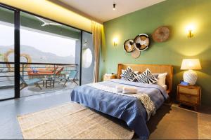 Ένα ή περισσότερα κρεβάτια σε δωμάτιο στο SaffronStays Antaraa +33 φωτογραφίες