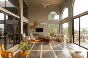 Μια τηλεόραση ή/και κέντρο ψυχαγωγίας στο SaffronStays Antaraa