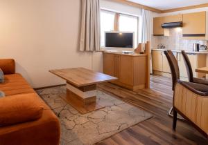Una cocina o cocineta en Apart Pension Bergfrieden