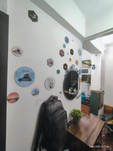 una habitación con una pared blanca con pegatinas. en Cozy Camper Van Styled Studio Home, en Bombay 7 fotos más