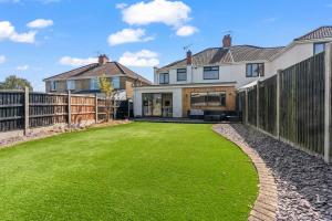 a yard with a fence and a house at The Bishopsworth House in Bristol