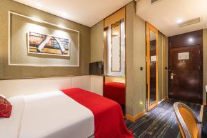 Postel nebo postele na pokoji v ubytování WISDOM Boutique Hotel Near the National Bird's Nest National ConventionCentre and Olympic Forest Park Just a 5-minute walk from Line 15's Anli Lu Subway Easy access tothe airport