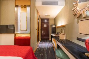 Postel nebo postele na pokoji v ubytování WISDOM Boutique Hotel Near the National Bird's Nest National ConventionCentre and Olympic Forest Park Just a 5-minute walk from Line 15's Anli Lu Subway Easy access tothe airport