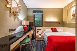 Postel nebo postele na pokoji v ubytování WISDOM Boutique Hotel Near the National Bird's Nest National ConventionCentre and Olympic Forest Park Just a 5-minute walk from Line 15's Anli Lu Subway Easy access tothe airport