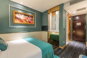 Postel nebo postele na pokoji v ubytování WISDOM Boutique Hotel Near the National Bird's Nest National ConventionCentre and Olympic Forest Park Just a 5-minute walk from Line 15's Anli Lu Subway Easy access tothe airport